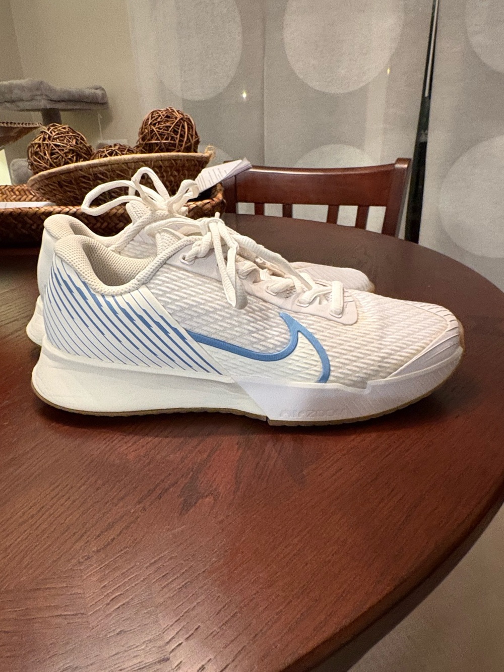 Nike Women's White & Light Blue Vapor Pro size 8 EUC